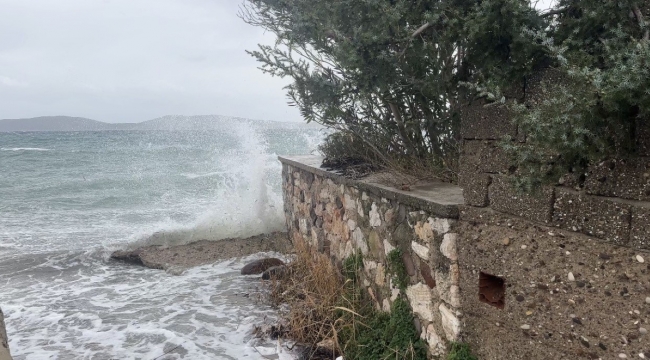 İzmir'de fırtına ve dev dalgalar tekneleri batırdı