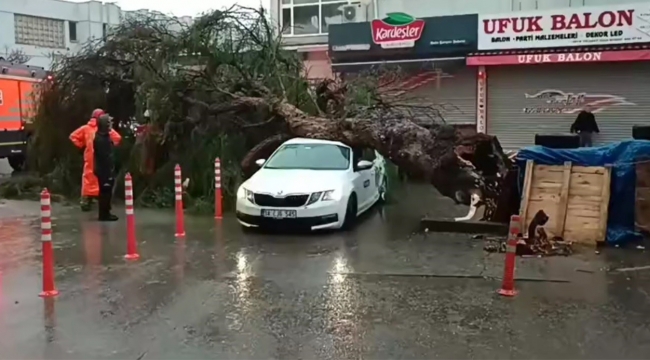 izmir'de sağanak ve fırtına hayatı felç etti