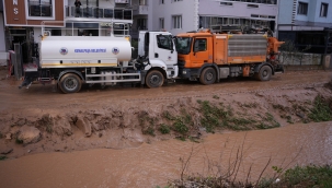 Kemalpaşa Ulucak'ta menfeze giren aracın çıkarılma çalışmaları sürüyor