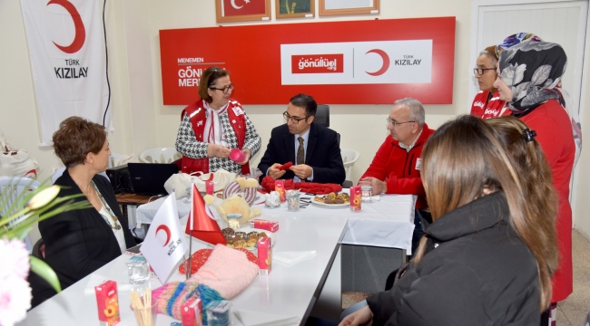 Kızılay Menemen, çocukların hem kalbini hem ellerini ısıtıyor