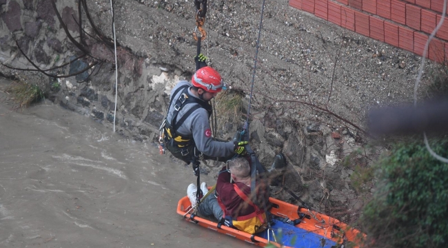 Yağmur suları yükseldi, çayda mahsur kalan vatandaşı itfaiye kurtardı