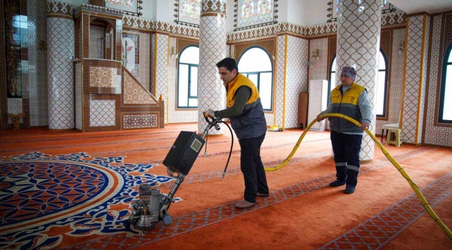Aliağa'da Ramazan öncesi ibadethane temizliği