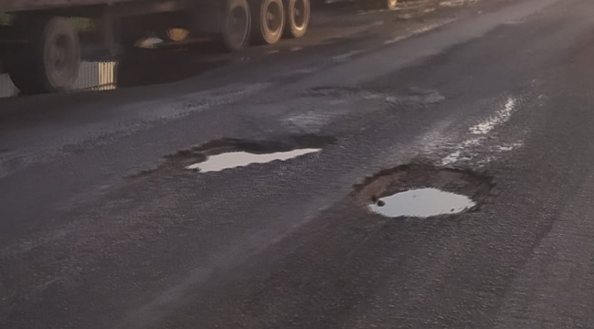 Aliağa–Yeni Foça yolunda tehlike saçan çukurlar sürücüleri isyan ettirdi