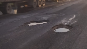 Aliağa–Yeni Foça yolunda tehlike saçan çukurlar sürücüleri isyan ettirdi