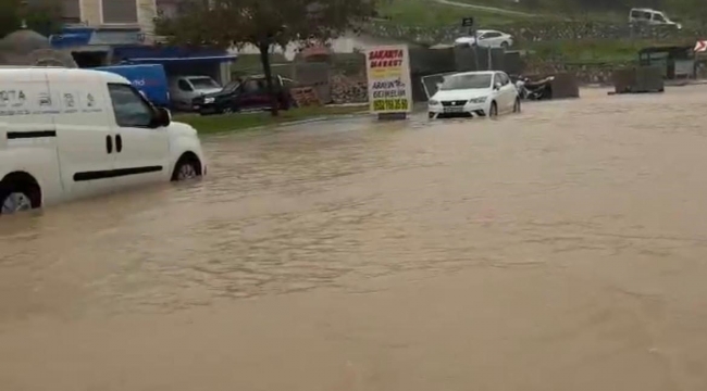 Çeşme'de sağanak yağış: Caddeler dereye döndü, rögarlar taştı