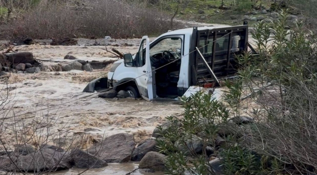 İzmir'de derede mahsur kalan 3 kişi kurtarıldı