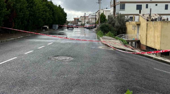 İzmir'de evin istinat duvarı çöktü: 3 kişi tahliye edildi