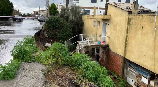 İzmir'de evin istinat duvarı çöktü: 3 kişi tahliye edildi