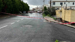 İzmir'de evin istinat duvarı çöktü: 3 kişi tahliye edildi