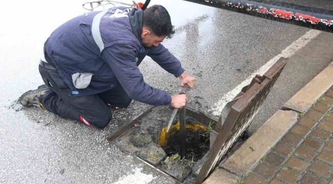 İzmir'de sağanak yağış: Büyükşehir ekipleri seferber oldu