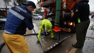 İzmir'de sağanak yağış: Büyükşehir ekipleri seferber oldu