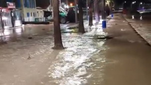 İzmir'de Sağanak Yağış Dereleri Taşırdı, Yeni Foça'yı Su Bastı
