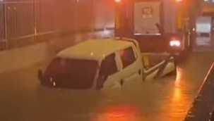 İzmir'de suyla dolan alt geçitte mahsur kalan sürücü hayatını kaybetti