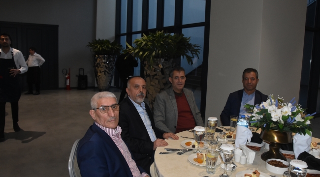 Aliağa'da İş İnsanı Ömer Elialtı Dostlarıyla İftarda Buluştu