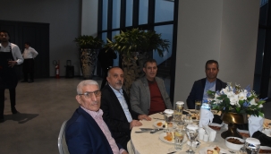 Aliağa'da İş İnsanı Ömer Elialtı Dostlarıyla İftarda Buluştu