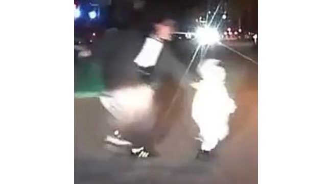 Annesinin elinden kaçıp yola koşan çocuk kazadan kurtuldu