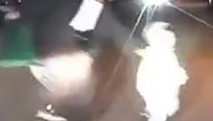 Annesinin elinden kaçıp yola koşan çocuk kazadan kurtuldu