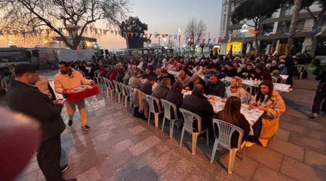 Dikili Cumhuriyet Meydanı'nda binler aynı sofrada