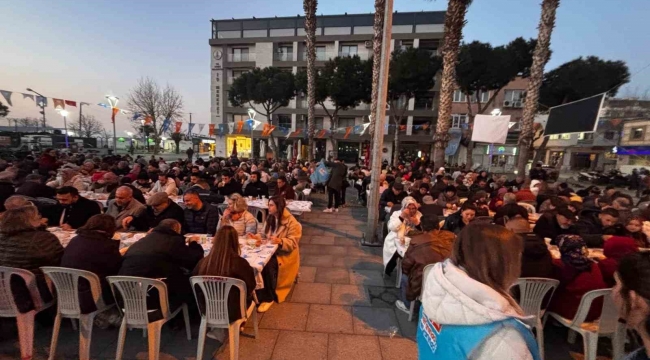 Dikili Cumhuriyet Meydanı'nda binler aynı sofrada