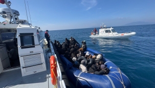İzmir açıklarında denizde sürüklenen bottaki 30 göçmen kurtarıldı