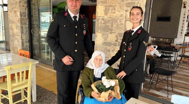 Jandarma ekipleri Yaşlılar Haftası'nda 98 yaşındaki Muzaffer nineyi yalnız bırakmadı