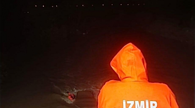 Menderes'te araç dereye uçtu, İzmir İtfaiyesi seferber oldu