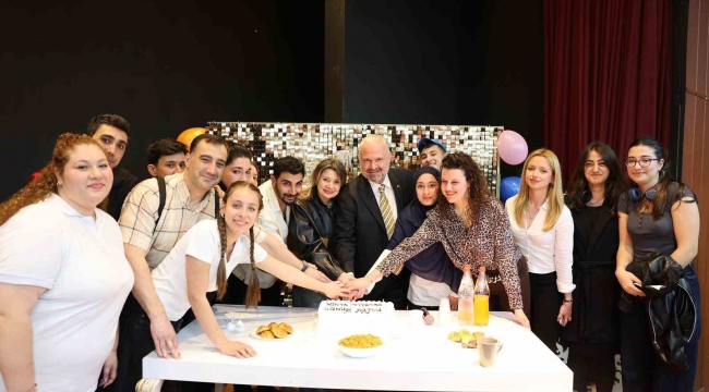 Menemenli oyuncular sahnede yıldızlaştı