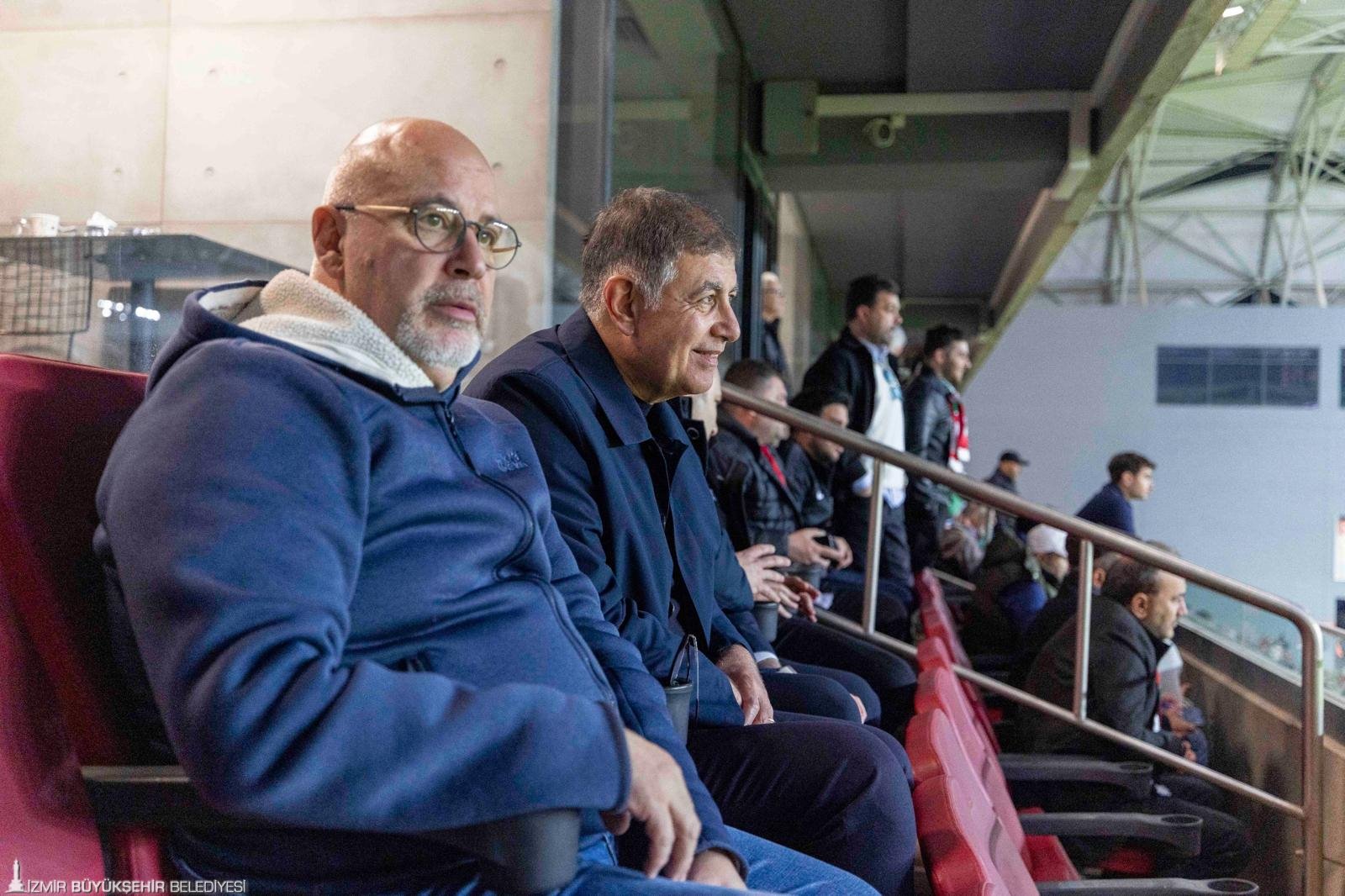 Türk futbolunun efsanesinden Başkan Tugay'a Karşıyaka Stadı teşekkürü