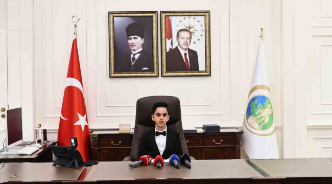 23 Nisan kutlamalarında İzmir Valiliği makamına ilkokul öğrencisi oturdu