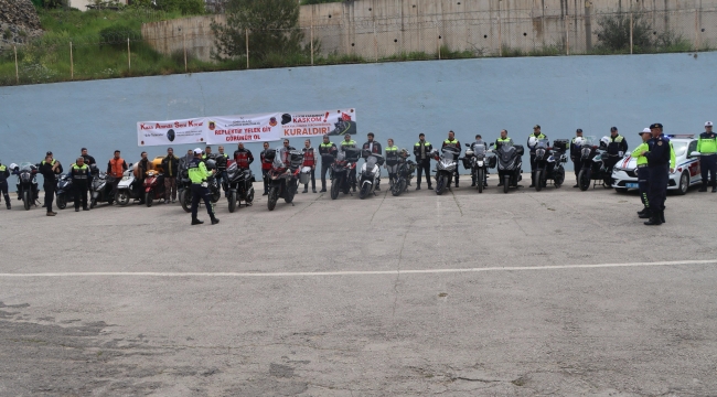 Aliağa'da motosiklet sürücülerine jandarmadan 'Güvenli Sürüş' eğitimi