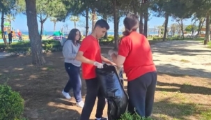 Aliağa'da öğrenciler sahil temizliği yaptı