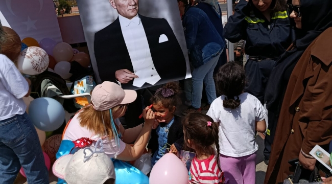 Aliağa Demokrasi Meydanı'nda Büyük Çocuk Şenliği: Nutuk ve Hikaye Kitapları Hediye Edildi