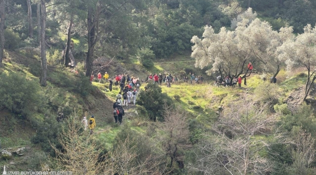 Efes Mimas Yolu'nda bahar yürüyüşü
