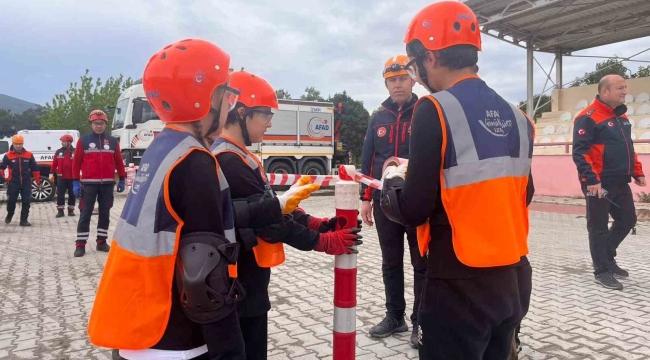 İzmir'de çocuklar 23 Nisan etkinliklerinde kriz yönetiminin başına geçti