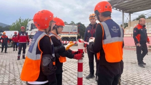 İzmir'de çocuklar 23 Nisan etkinliklerinde kriz yönetiminin başına geçti
