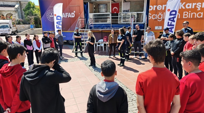 Aliağa'da Deprem Simülasyon Tırı Vatandaşlarla Buluştu