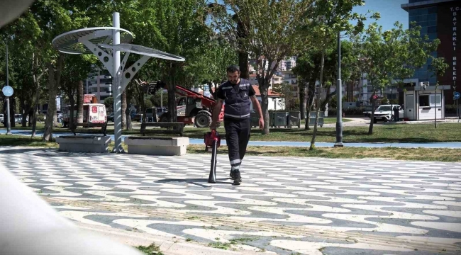 Bayram öncesi İzmir'in parklarında yoğun mesai
