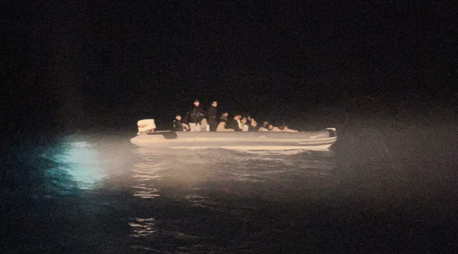 İzmir'de arızalanan botla denizde sürüklenen 26 düzensiz göçmen kurtarıldı