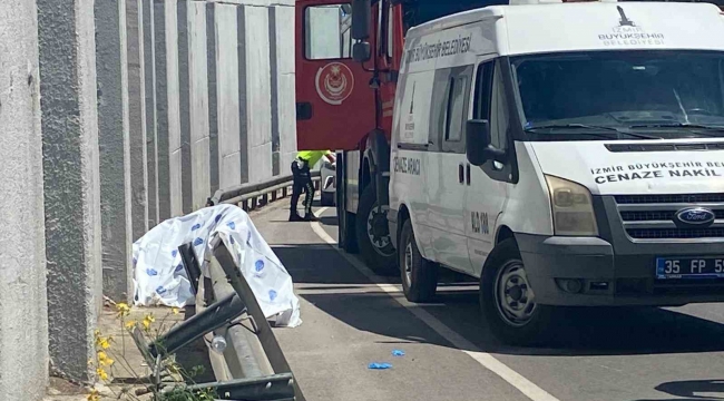 İzmir'de demir bariyere çarpan motosikletin sürücüsü hayatını kaybetti