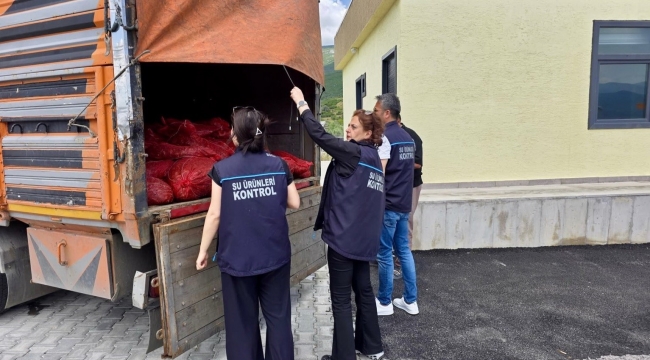 İzmir'de yasa dışı su ürünleri avcılarına ağır darbe: 7 ton kaçak midye ele geçirildi