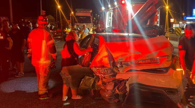 Aliağa'da Feci Kaza: Kırmızı Işıkta Bekleyen Otomobile Tır Çarptı, Yaralılar Var