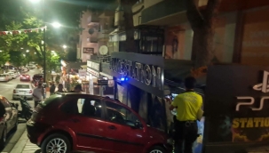 Aliağa'da otomobil oyun salonuna girdi: 1 Yaralı