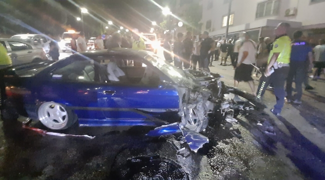 Aliağa 'da servis otobüsü ile otomobil çarpıştı: 4 Yaralı