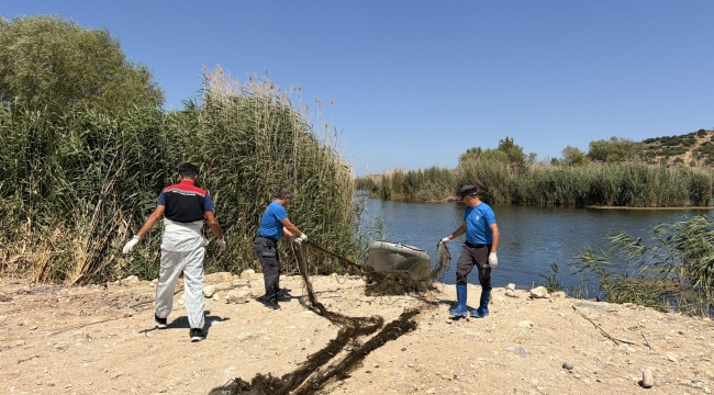 Aliağa'da yasa dışı avcılıkla mücadele: 50 metrelik ağ sudan çıkarıldı
