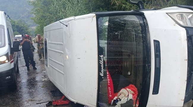 İzmir'de Tarım İşçilerini Taşıyan Minibüs Devrildi: 1 Ölü, 10 Yaralı
