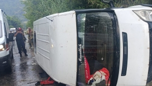 İzmir'de Tarım İşçilerini Taşıyan Minibüs Devrildi: 1 Ölü, 10 Yaralı
