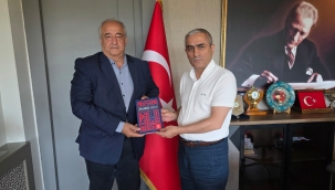 Mesut Öztürk'ten Kaymakam Güney'e Helvacı Kilimi Kitabı Takdimi