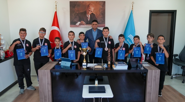 Türkiye üçüncüsü halk oyunları ekibinden Başkan Acar'a ziyaret