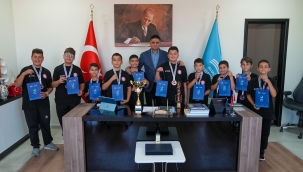 Türkiye üçüncüsü halk oyunları ekibinden Başkan Acar'a ziyaret