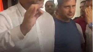 Utku Gümrükçü, CHP İzmir İl binasına girdi!